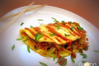 Омусоба — японский омлет с овощам и соусом тонкацу