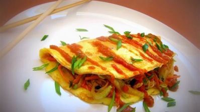 омусоба — японский омлет с овощам и соусом тонкацу