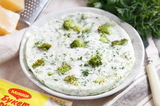 Питательный омлет на пару с брокколи и свежей зеленью