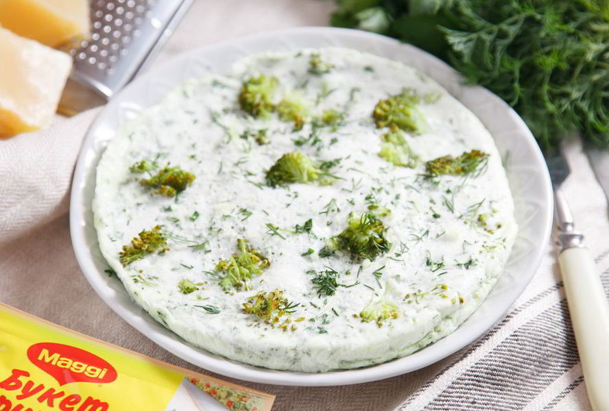 Питательный омлет на пару с брокколи и свежей зеленью