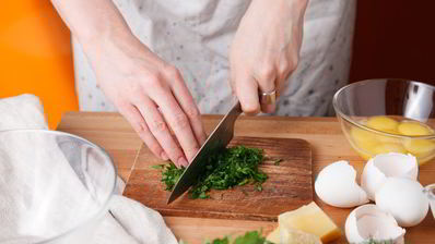 питательный омлет на пару с брокколи и свежей зеленью