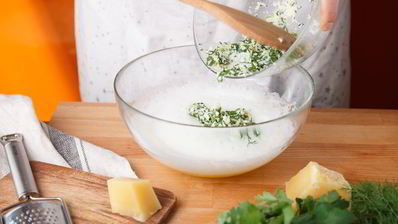 питательный омлет на пару с брокколи и свежей зеленью