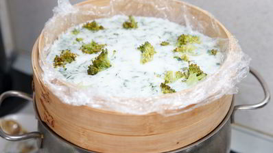 питательный омлет на пару с брокколи и свежей зеленью