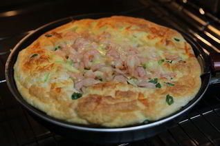 Пышный омлет с кабачком и креветками