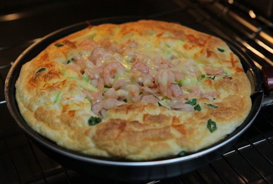 Пышный омлет с кабачком и креветками