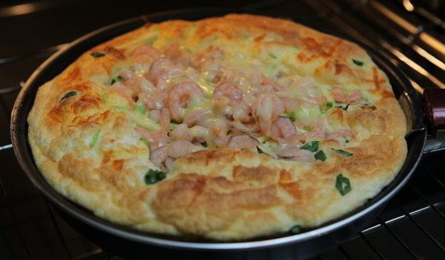 Рецепт пышного омлета с кабачком и креветками