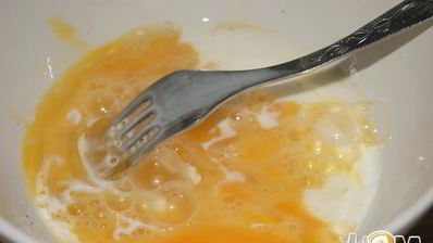 рулетик из омлета с сосиской