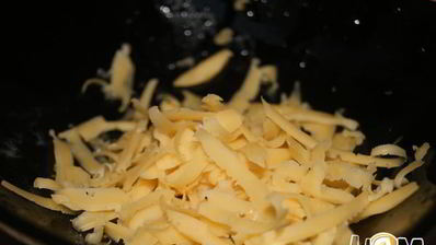 рулетик из омлета с сосиской