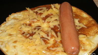 рулетик из омлета с сосиской