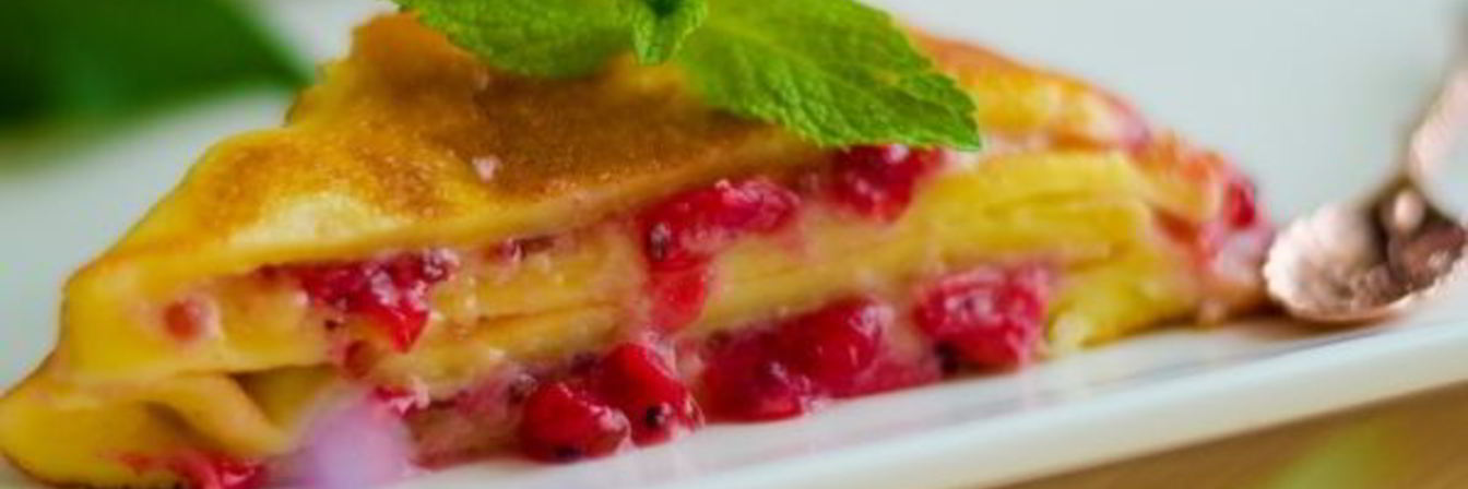 Сладкий омлет со свежей смородиной