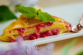 Сладкий омлет со свежей смородиной