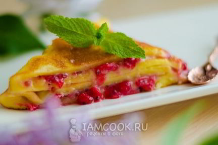 Сладкий омлет со свежей смородиной