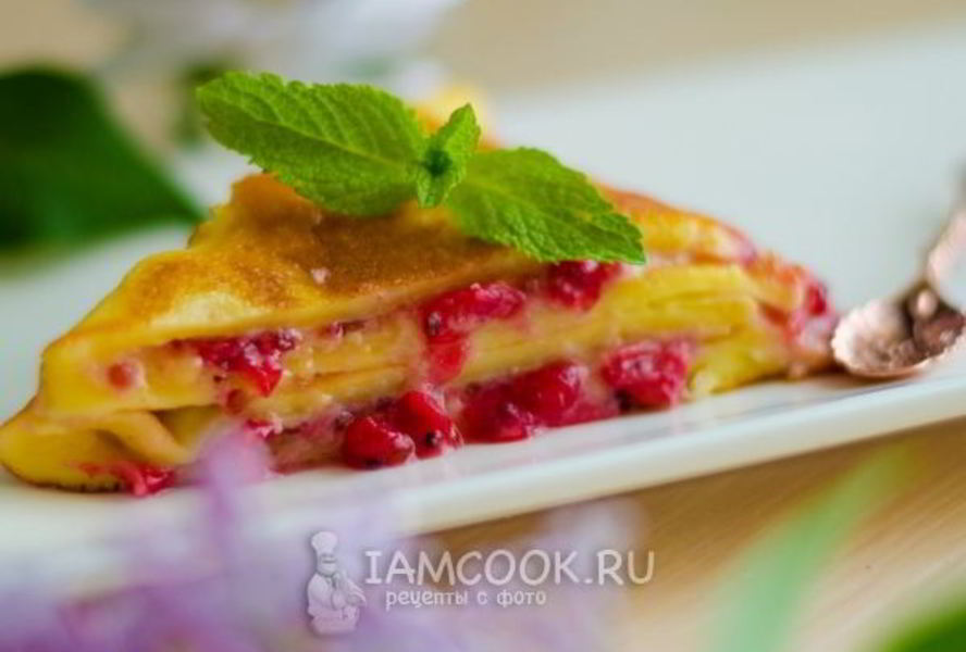 Сладкий омлет со свежей смородиной