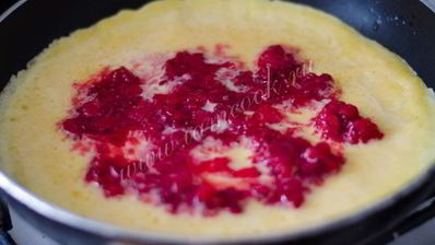 сладкий омлет со свежей смородиной