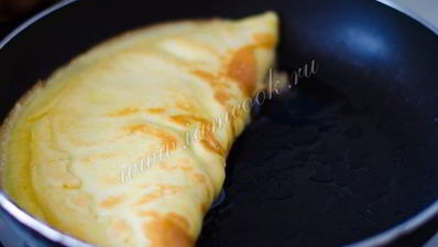 сладкий омлет со свежей смородиной