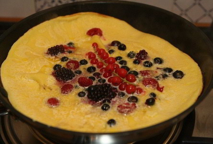Сладкий ванильный омлет с ягодами