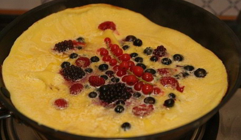 Рецепт сладкого ванильного омлета с ягодами