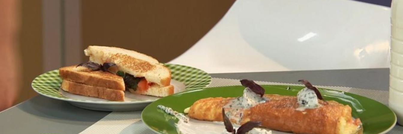 Сырный закрытый омлет с базиликовым сыром и сэндвич с сыром