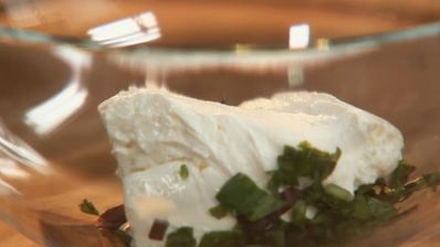 сырный закрытый омлет с базиликовым сыром и сэндвич с сыром