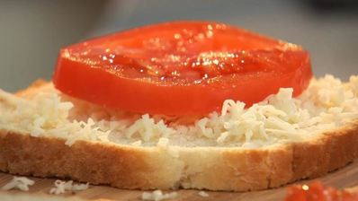 сырный закрытый омлет с базиликовым сыром и сэндвич с сыром