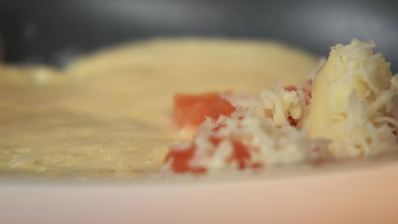 сырный закрытый омлет с базиликовым сыром и сэндвич с сыром