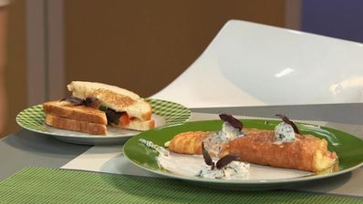 сырный закрытый омлет с базиликовым сыром и сэндвич с сыром