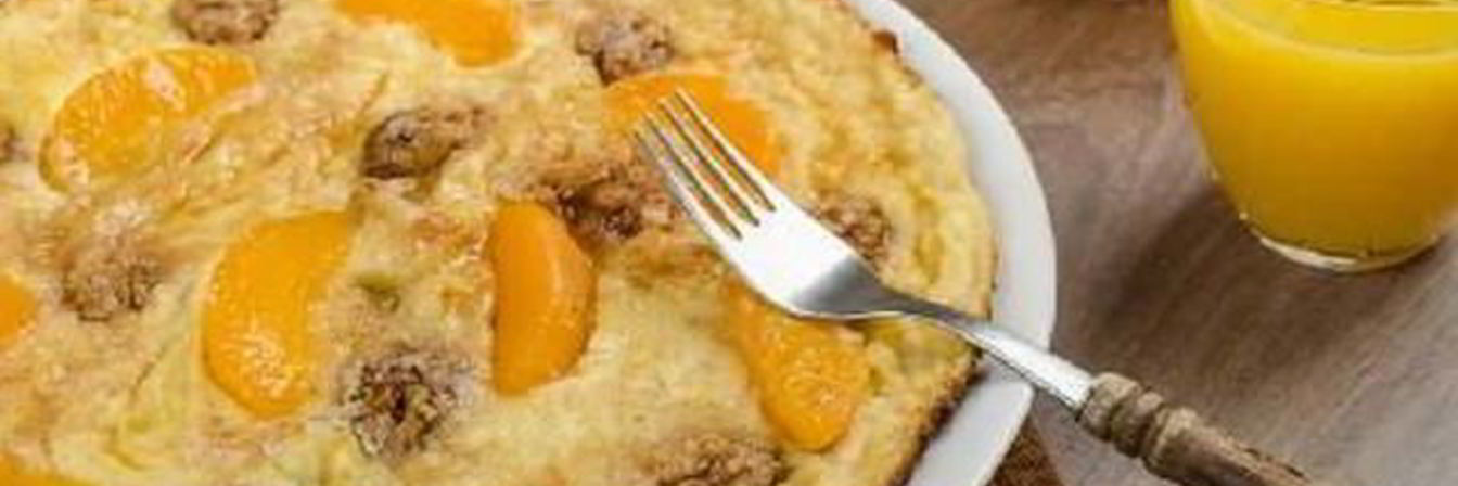 Воздушный омлет с персиками, орехами и имбирем