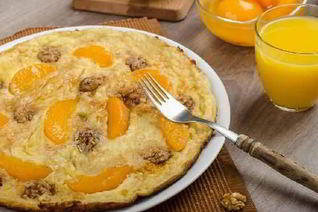 Воздушный омлет с персиками, орехами и имбирем