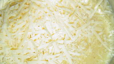 закуска из омлета, сыра и красной рыбы