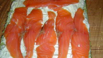 закуска из омлета, сыра и красной рыбы