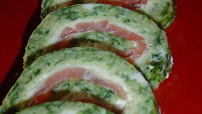 закуска из омлета, сыра и красной рыбы