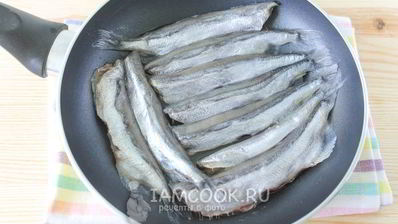 жареная мойва в омлете