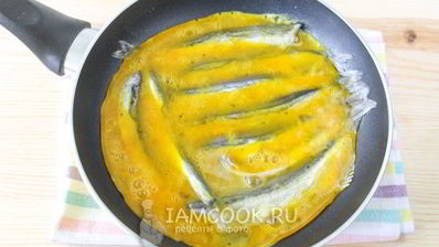 жареная мойва в омлете