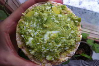 Диетический паштет с авокадо и яйцом