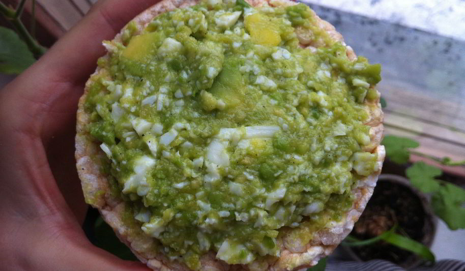 Рецепт диетического паштета с авокадо и яйцом