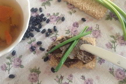 Паштет из черной фасоли с вешенками