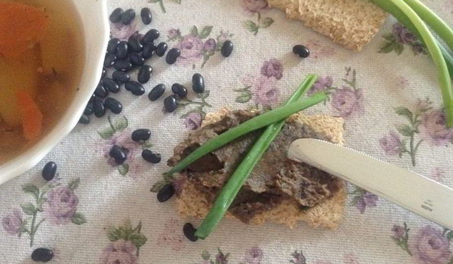 Рецепт паштета из черной фасоли с вешенками