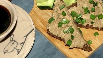 паштет из куриной печени и зеленого горошка