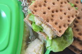 Паштет из нута с яблоками и хлебцами из отрубей