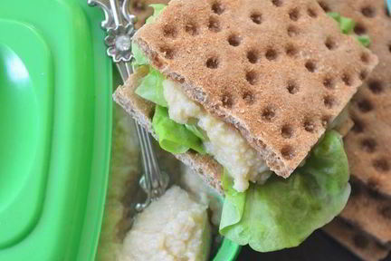 Паштет из нута с яблоками и хлебцами из отрубей