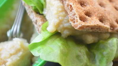 паштет из нута с яблоками и хлебцами из отрубей