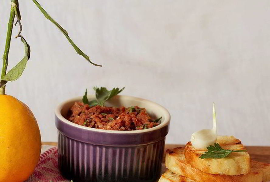 Паштет из вяленых томатов и белой фасоли