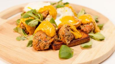 утиный паштет с соусом из каперсов