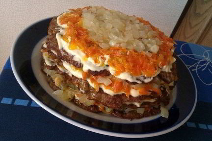 Печеночный торт с соленым огурцом