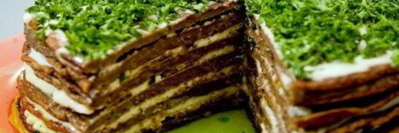 Печеночный торт со сметаной и зеленью