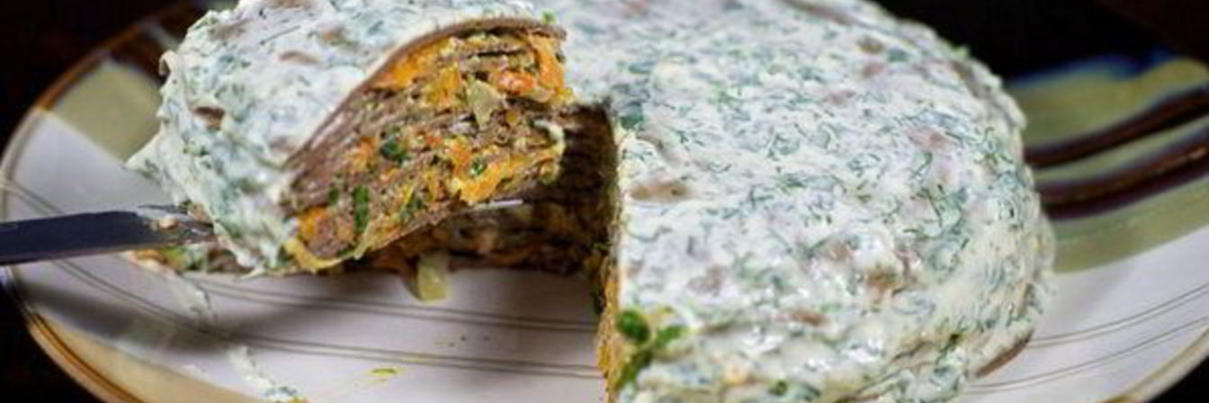 Праздничный торт из куриной печени с овощами