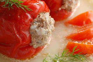 Перцы, фаршированные мясным фаршем, в сметанно-томатном соусе