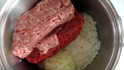 перцы, фаршированные мясным фаршем, в сметанно-томатном соусе