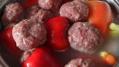 перцы, фаршированные мясным фаршем, в сметанно-томатном соусе