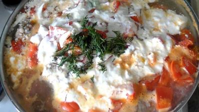 перцы, фаршированные мясным фаршем, в сметанно-томатном соусе